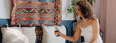 "Para que la casa siempre huela bien, pulverizo este ambientador casero sobre las cortinas". Alicia Martínez, experta en limpieza 