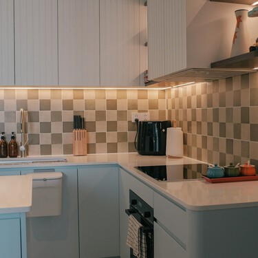 Sin cables, ni taladros: así es la luz para encimera que se enciende sola y pone un toque de modernidad en las cocinas viejas