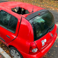 La caída de un meteorito podría explicar el destrozo de este auto, pero hay otra hipótesis: pipí congelada