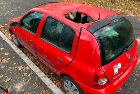La caída de un meteorito podría explicar el destrozo de este auto, pero hay otra hipótesis: pipí congelada