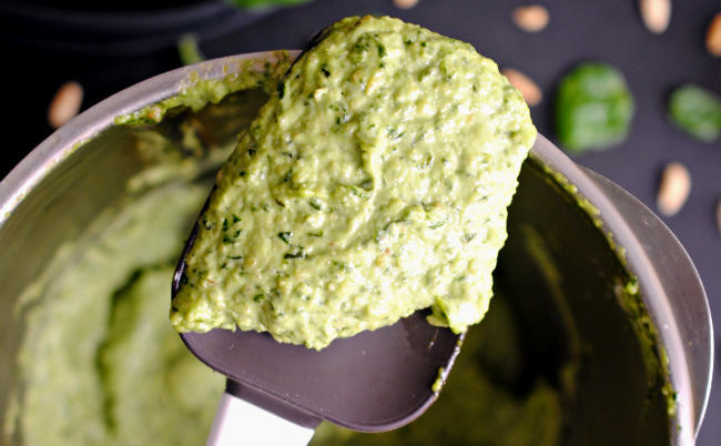 Pesto de albahaca, receta tradicional italiana para acompañar pasta y mucho más