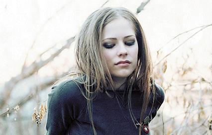 Avril Lavigne, acusada de plagiar su mega-hit 'Girlfriend'