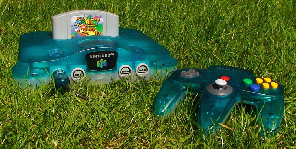 La era de las consolas transparentes: cómo una pelea entre Pepsi y Coca-Cola originó la moda más querida de la historia del videojuego La era de las consolas transparentes: cómo una pelea entre Pepsi y Coca-Cola originó la moda más querida de la historia del videojuego