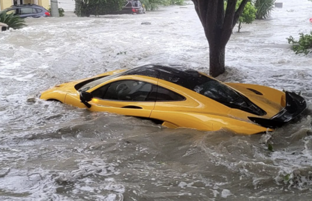 Dolorpasión™: McLaren P1 es arrastrado por la corriente en Florida, tras el paso del huracán Ian