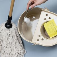 Es el método para limpiar los suelos haciéndolo todo al revés: cuando y dónde no conviene hacerlo