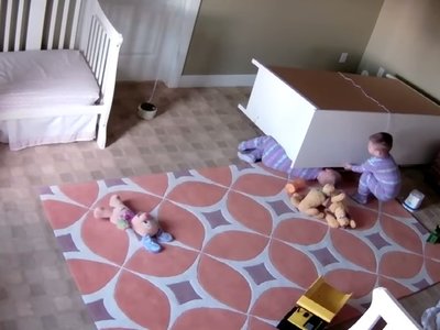 Un bebé de dos años salva a su hermano gemelo de ser aplastado por una cajonera (vídeo)