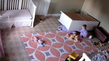 Un bebé de dos años salva a su hermano gemelo de ser aplastado por una cajonera (vídeo)