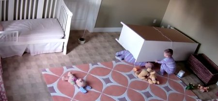 Un bebé de dos años salva a su hermano gemelo de ser aplastado por una cajonera (vídeo)