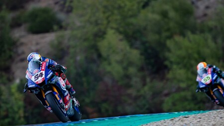 Toprak Razgatlioglu aprovecha el desplome de Jonathan Rea para abrir hueco y Álvaro Bautista vuelve al podio