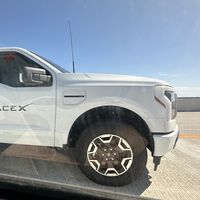 Elon Musk no parece confiar en su propia pick-up, la Cybertruck: su empresa espacial, Space X, usa una Ford F-150 Lightning
