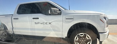 Elon Musk no parece confiar en su propia pick-up, la Cybertruck: su empresa espacial, Space X, usa una Ford F-150 Lightning