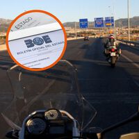 El BOE lo hace oficial: la DGT da luz verde a circular en moto por el arcén, pero con condiciones, o cae multa 