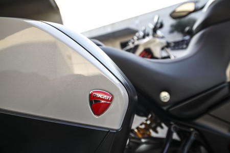 Ducati nos muestra en este vídeo cómo es el proceso de diseño y fabricación de los accesorios para sus motos