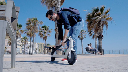 El Ayuntamiento de Madrid da 72 horas a las tres empresas de patinetes que operan en la ciudad para que los retiren