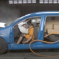 El peligro de no sujetar bien la carga en el coche, en un vídeo claro y contundente 