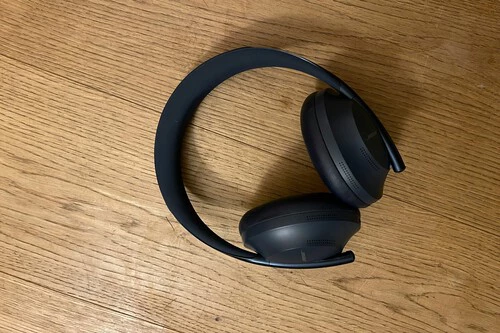 Foto de unos auriculares sobre una mesa