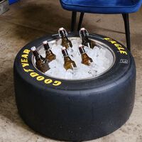 De los circuitos más míticos a mesa en tu salón con nevera incluida: Goodyear convierte neumáticos de carreras en objetos de deseo por 200 euros 