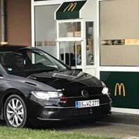 ¡Espiado en McDonald's! El Volkswagen Golf 2020 va por hamburguesas sin camuflaje