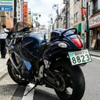 Los moteros de Japón han conseguido algo que en España no tenemos ni cerca: que nos dejen tunear la matrícula de la moto 