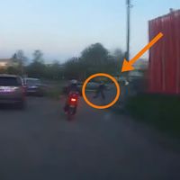 En 3 segundos, una mujer rusa y su bolso te explican cómo neutralizar a un ladrón en moto 