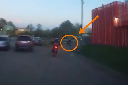 En 3 segundos, una mujer rusa y su bolso te explican cómo neutralizar a un ladrón en moto