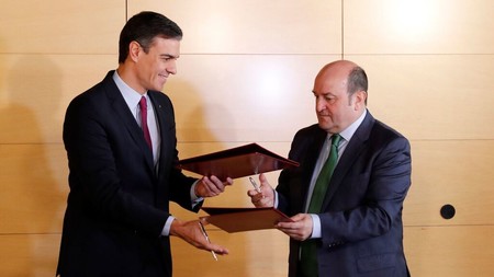 La jugada del PNV con el Gobieno de Sánchez: Fusión entre el BBVA y Bankia y traerse la sede a Bilbao