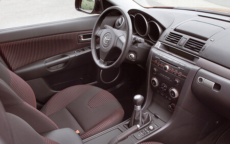 Mazda 3 de primera generación, a revisión: el logo del volante puede romperse y salir proyectado