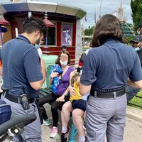 Disneyland París pide disculpas a una madre por prohibirle dar el pecho a su bebé de dos meses en público