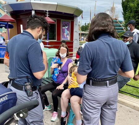 Disneyland París pide disculpas a una madre por prohibirle dar el pecho a su bebé de dos meses en público