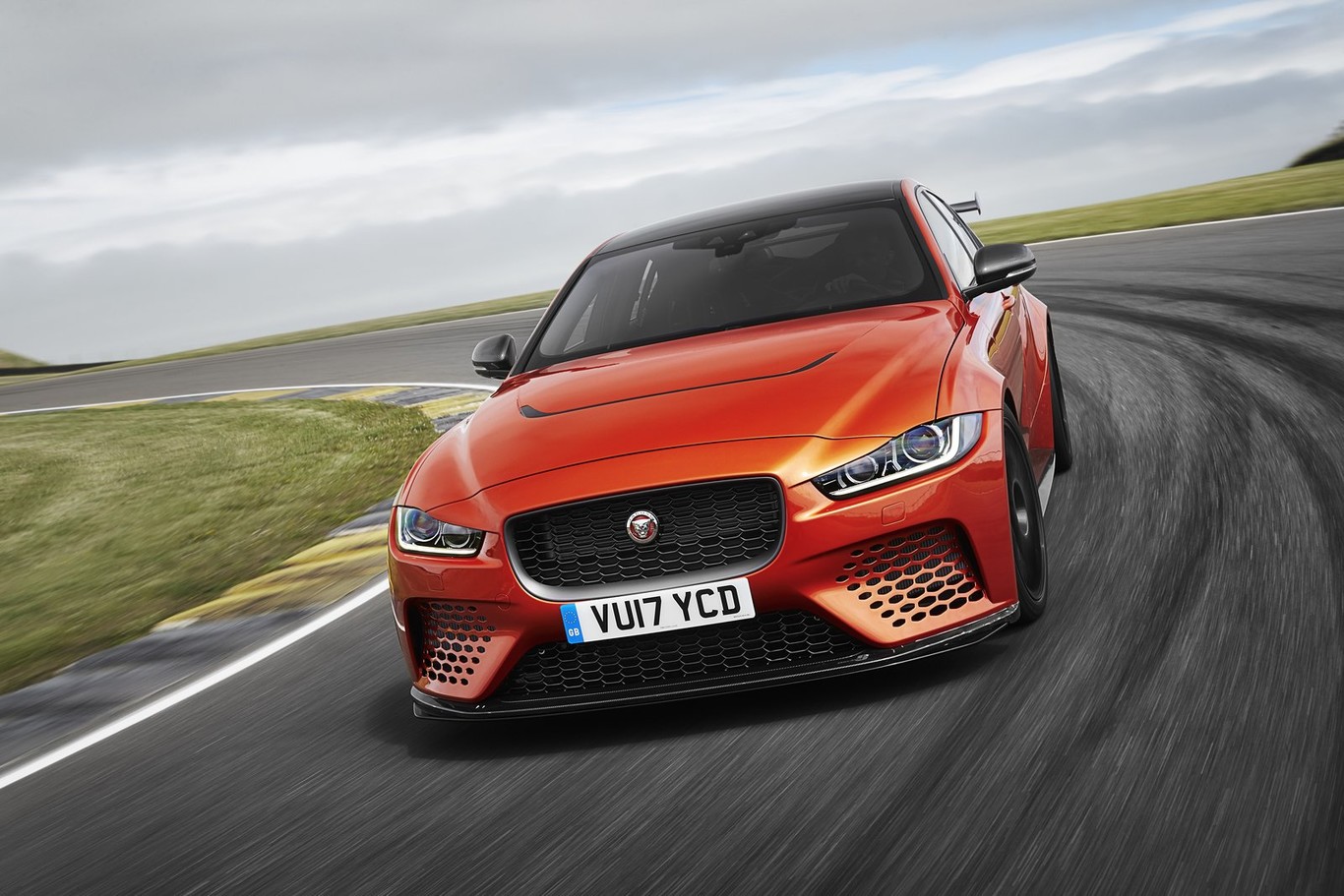 El Jaguar XE SV Project 8 es un delirio de sedán que quiere dejar en ridículo al BMW M4 GTS