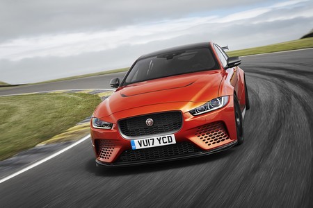 El Jaguar XE SV Project 8 es un delirio de sedán que quiere dejar en ridículo al BMW M4 GTS