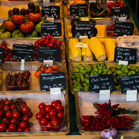 Más de la mitad de los españoles ha empezado a comprar en comercio local en el confinamiento