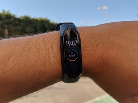 Llega a España la Xiaomi Mi Band 5 y el precio de la generación anterior se desploma: llévate una Mi Band desde 11,79 euros