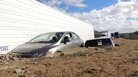 Mira cómo una avalancha de barro sepulta 200 coches en California