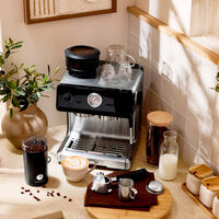 Lidl acaba de lanzar una máquina exprés con molinillo integrado perfecta para tomar café de bar en casa a diario