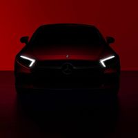 El Mercedes-Benz CLS se deja ver por dentro y por fuera (pero poco) antes de su debut, ¡y promete!