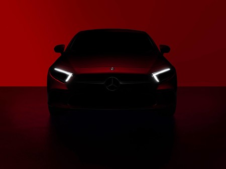 El Mercedes-Benz CLS se deja ver por dentro y por fuera (pero poco) antes de su debut, ¡y promete!