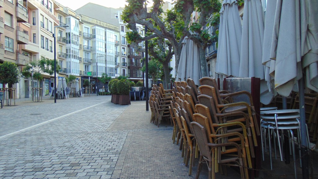 Las terrazas de los bares llevan años apoderándose de las calles. Logroño está comprobando que tiene mala solución