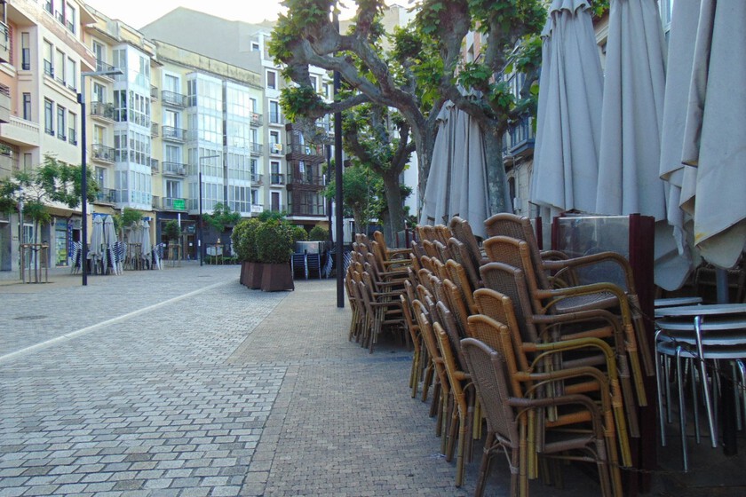 Las terrazas de bares llevan años colonizando las plazas de España. Logroño está comprobando lo difícil que es cambiarlo
