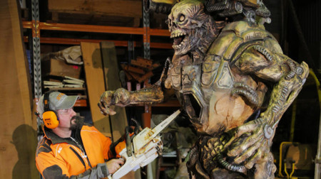 Bethesda celebra el lanzamiento de DOOM haciendo una brutal escultura con una motosierra