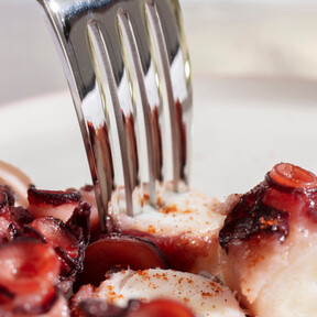 Patata, pimentón y este pulpo en aceite de oliva son suficientes para preparar un delicioso pulpo a feira para el aperitivo