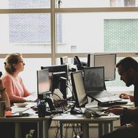 Tres estudios, tres futuros: el incierto impacto de la IA en el mercado laboral