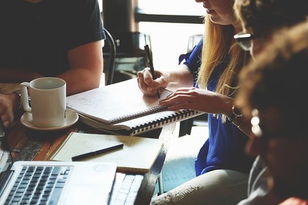 Las empresas dicen no encontrar trabajadores por falta de experiencia y altas expectativas salariales