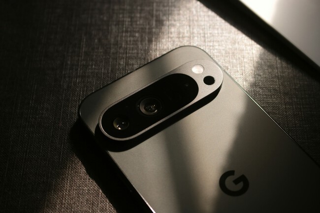 Un Primer Plano De Un Telefono Celular Sobre Una Mesa