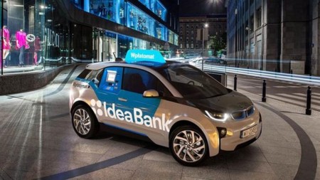 En Varsovia hay cuatro BMW i3 repartiendo dinero
