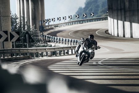 Así funciona el sistema inteligente de luces LED de la Yamaha FJR 1300 AE/AS