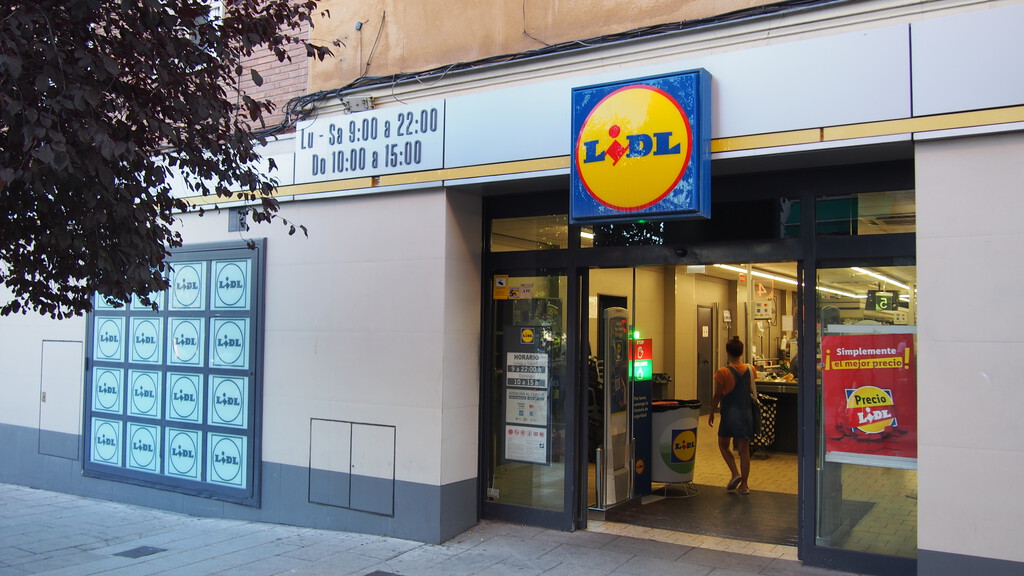 Llega a Lidl mañana, 4 de septiembre, este foco solar LED con sensor de movimiento por 16,99 euros perfecto para patios y terrazas