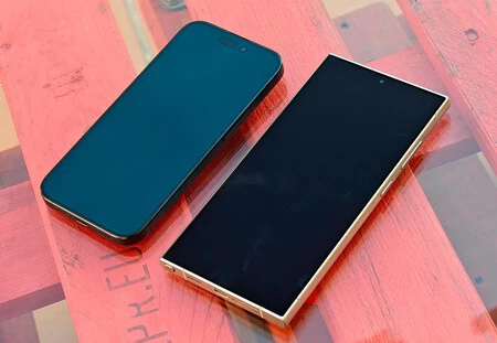 左、iPhone 15 Pro。右、Samsung Galaxy S24