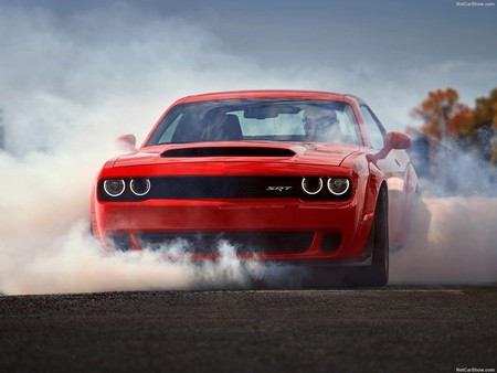 Video: Los engendros del infierno se miden en la Tierra. Demon vs. Hellcat, ¿cuál es más rápido?
