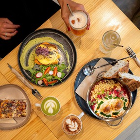 Los huevos benedictinos que arrasan en esta cafetería de Barcelona son veganos, pero no lo parecen: “Los he desarrollado desde cero”